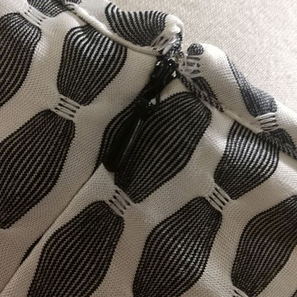 Taylor Swing skirted Dress Gray and Ivory Size 4.  V Neck Sleeveless - Picture 3 of 8